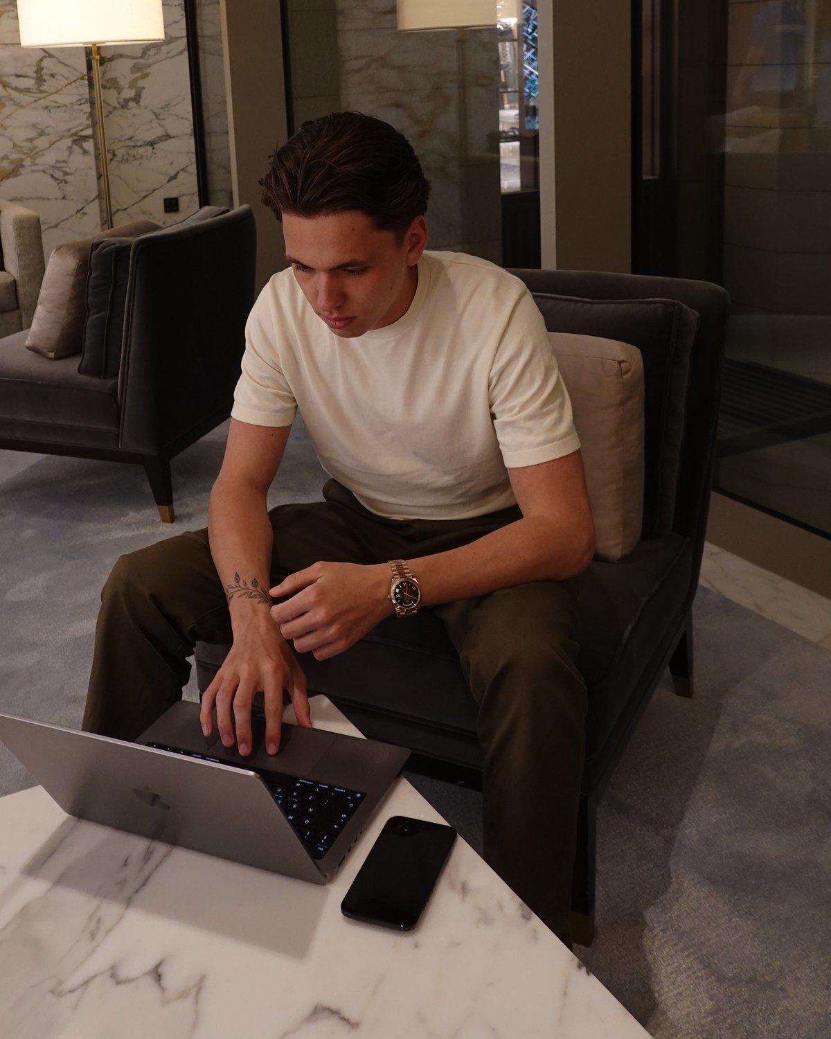 Bodhi aan het werk op zijn laptop in een hotellobby